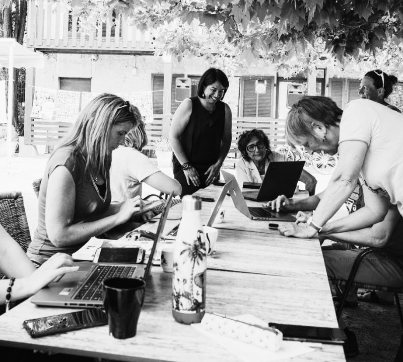 groupe d'entrepreneures travaillant ensemble