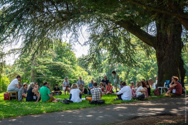 coopérateurices assis sur l'herbe